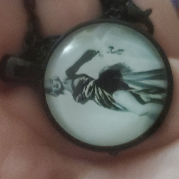 New Marilyn Monroe Glass Cabochon Black Necklace. - Picture 7 of 9